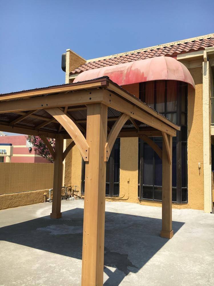 Riverside Inn & Suites in Arlington Heights, CA