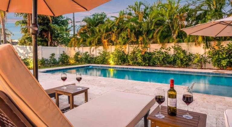 Vacation home with pool — photo 3
