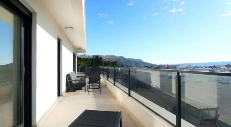 Holiday apartment with terrace in Podstrana