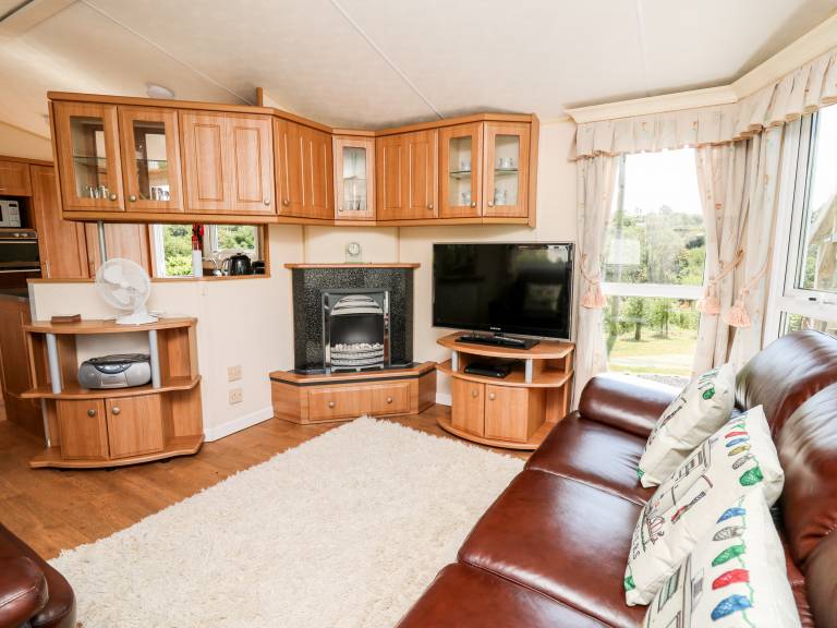 Child-friendly pleasant cottage with yard & jacuzzi | Pets are welcome — photo 4