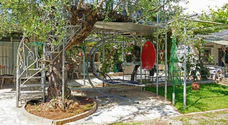 Vacation home with pool, garden & grill — photo 3
