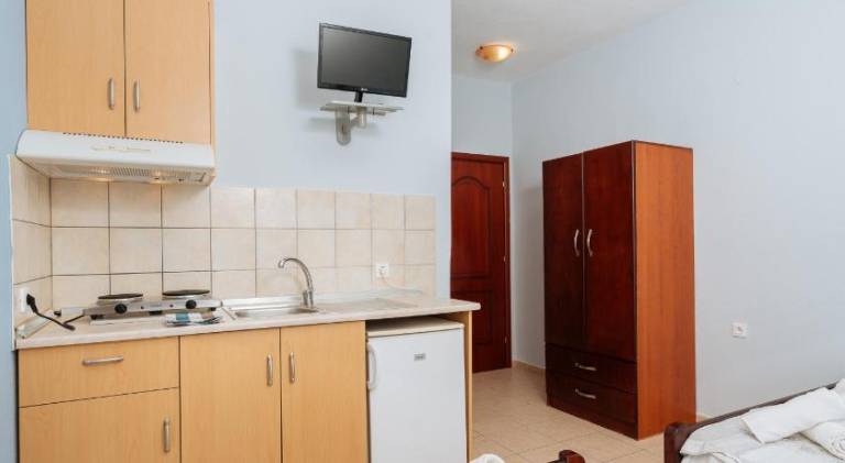 Serviced apartment with patio — photo 4
