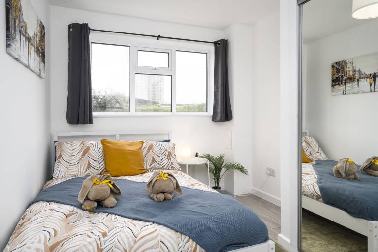 Modern 4 Bed House Free Parking