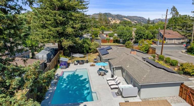 Vacation home with pool & jacuzzi | Pets allowed — photo 5