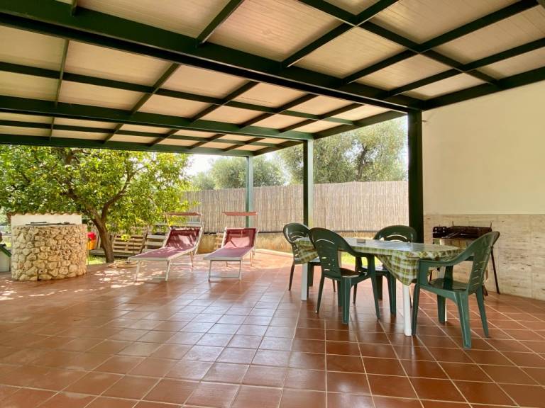 Apartment with BBQ & garden | Garden view — photo 4