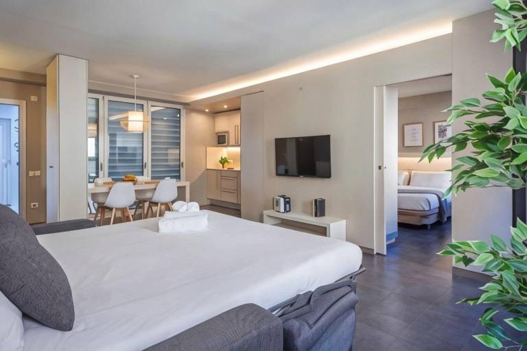 Serviced apartment with patio & pool | Next to Magic Fountain of Montjuïc — photo 2