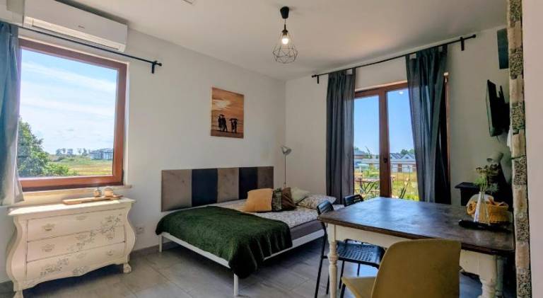Holiday apartment with pool, patio & garden | Beach nearby | Pets allowed — photo 2