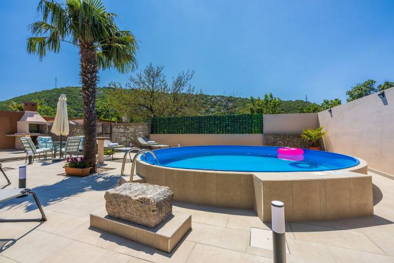 Vacation home with barbeque, garden & private pool — photo 2