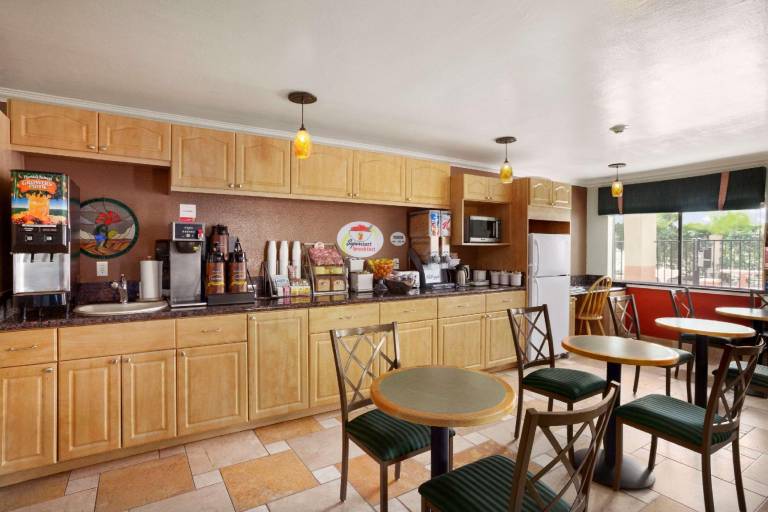 Super 8 By Wyndham Indio — photo 4