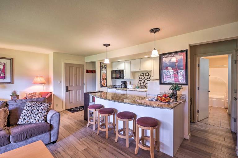 Bend Condo w/ Deck, Resort-Style Amenities & Views — photo 2