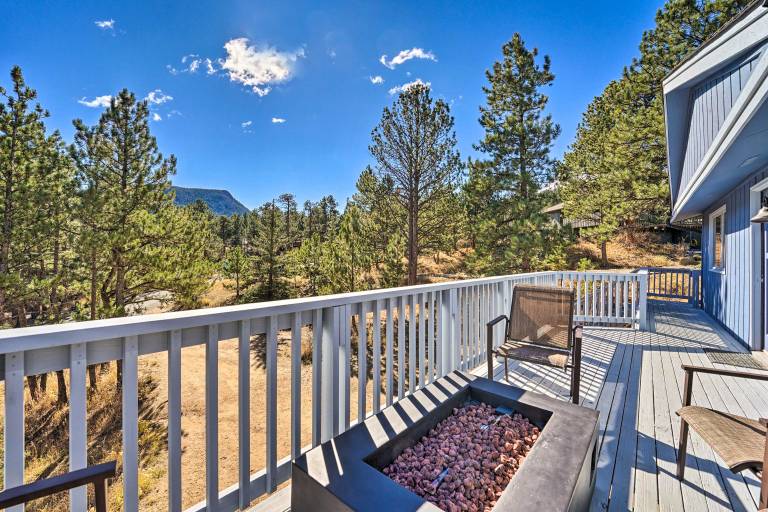 Luxe Updated Home w/ Grill + Hot Tub: 4 Mi to RMNP — photo 3