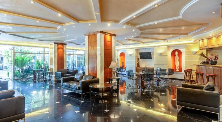 Child-friendly serviced apartment with terrace, hot tub & pool | Beach nearby | Pets allowed — photo 3