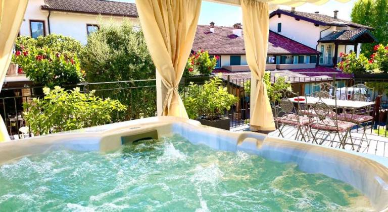 Holiday apartment with patio & pool in Peschiera del Garda
