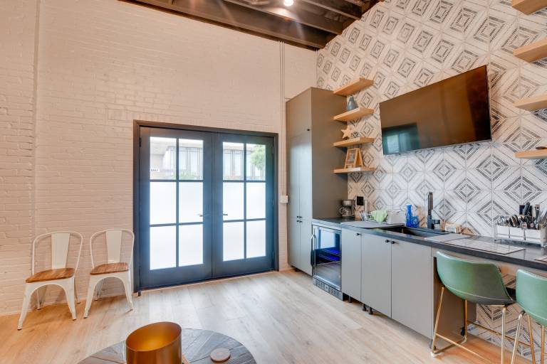 Walk to Strand Historic District: Stylish Dtwn Gem — photo 2