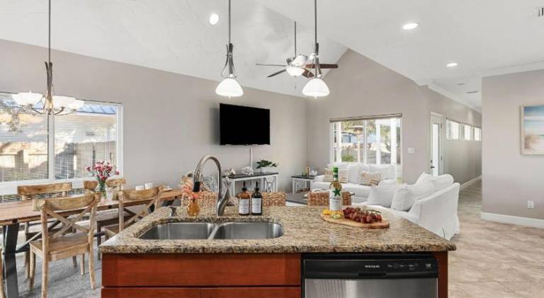 Pelican Retreat by AvantStay 5 MINS TO BEACH Pet Friendly w Pool BBQ — photo 3