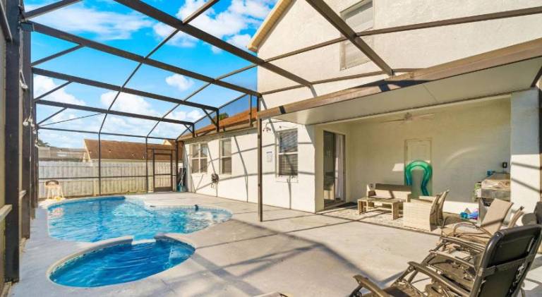 Vacation home with pool & hot tub — photo 4