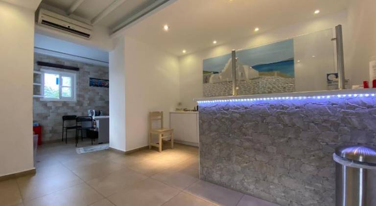 Serviced apartment with terrace, yard & pool — photo 3