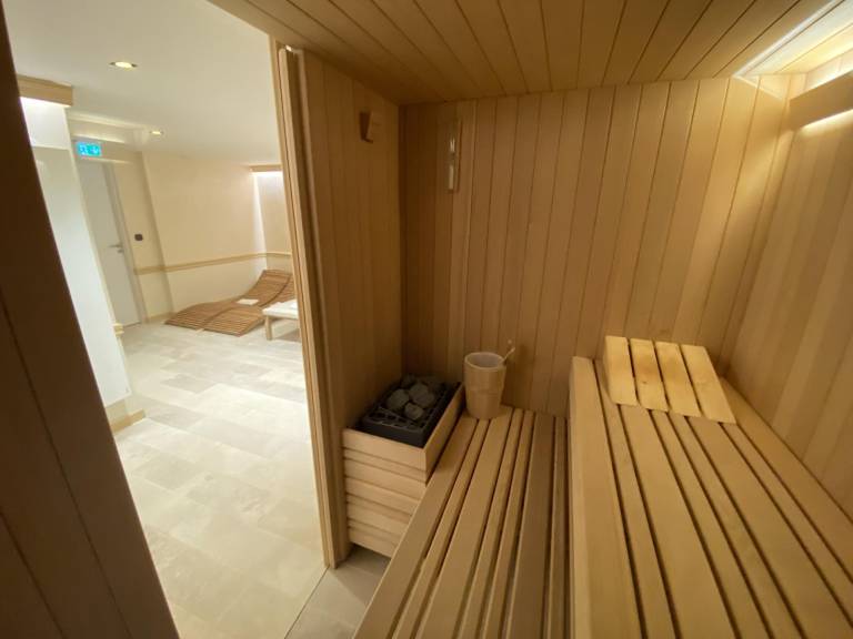 House with yard, jacuzzi & sauna — photo 4