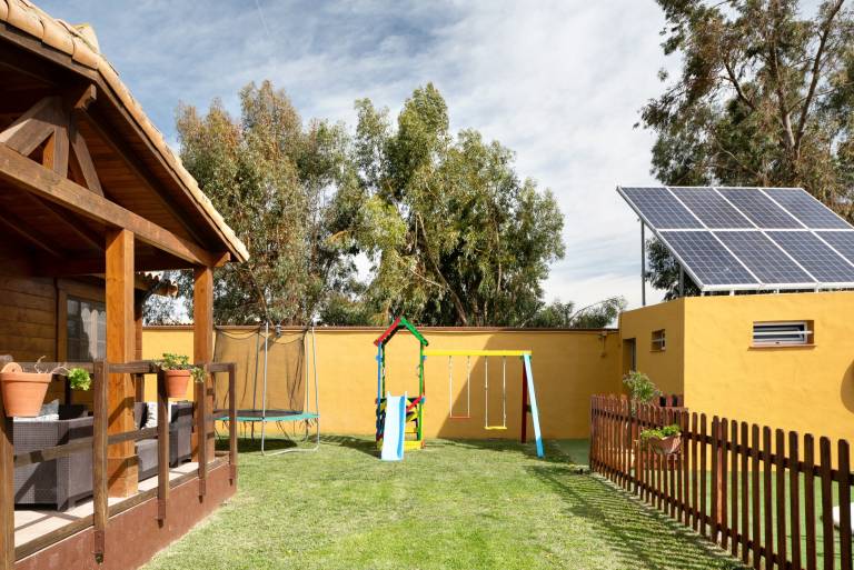 House with fast internet, private pool & garden | Garden view — photo 3