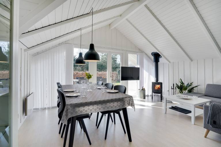 Vacation home with barbecue, terrace & hot tub — photo 4