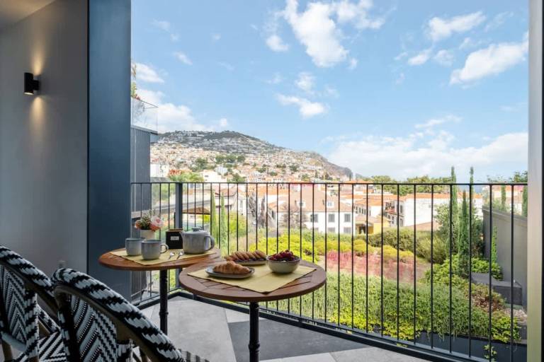 Children-friendly apartment with pool | Close to Farmers Market | Sea view | Dogs allowed in Funchal