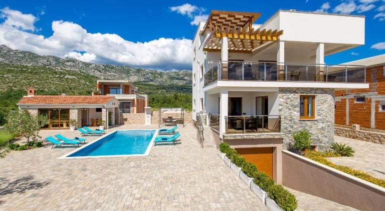 Villa with jacuzzi & pool — photo 4