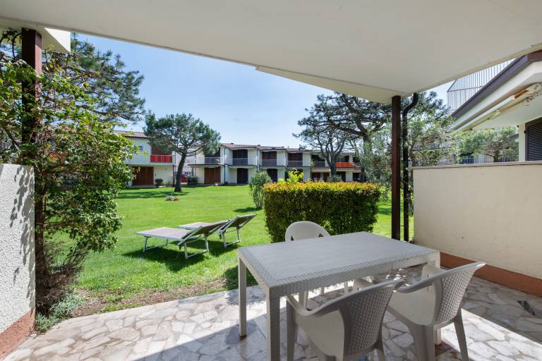 Holiday apartment with yard & terrace | Garden view — photo 3