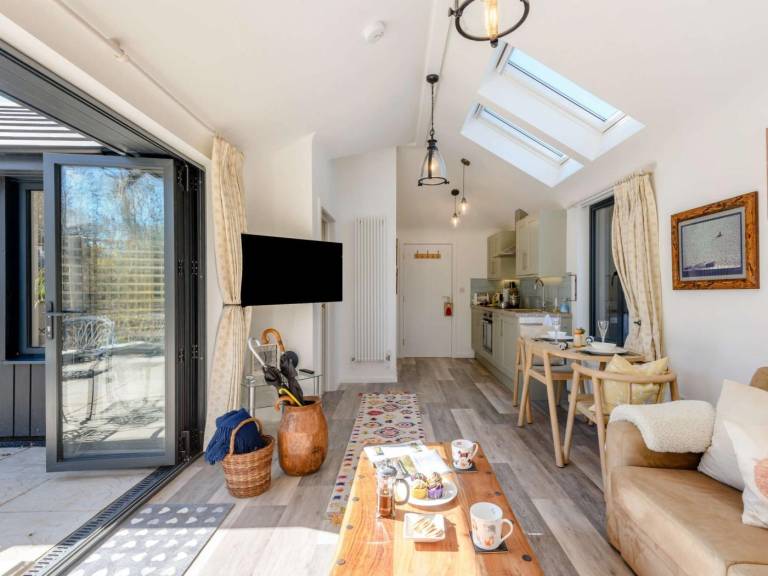 House with barbecue & yard | Pet-friendly — photo 3