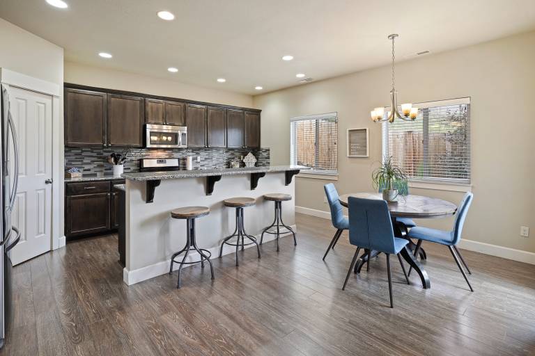 Geary Getaway - Central Location, Private Hot Tub, Fenced Yard, AC — photo 2