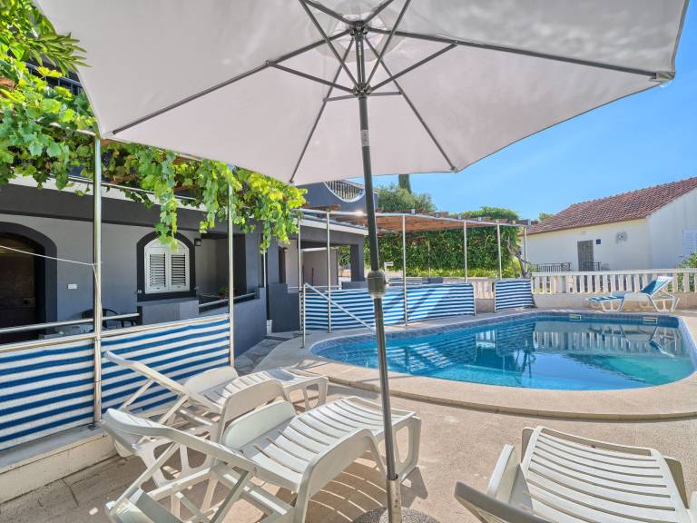 Wohnung in Okrug Gornji mit Privatem Pool — photo 5
