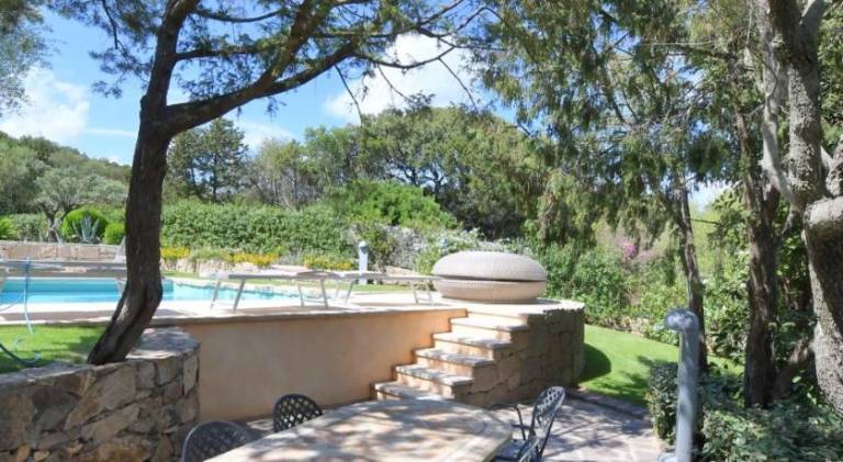 Villa with pool — photo 4