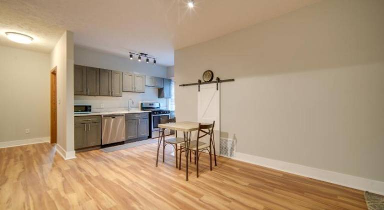 3 Mi to Dtwn Walkable Apt in Cleveland! — photo 3