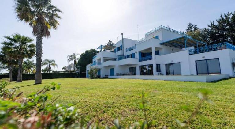 Beachfront Mediterranean Escape 3bd Sea View Apartment — photo 2