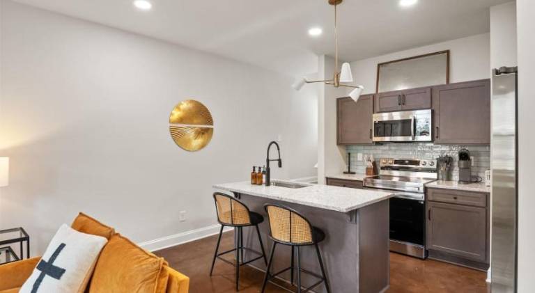 A-Contemporary Columbia Duplex — photo 2
