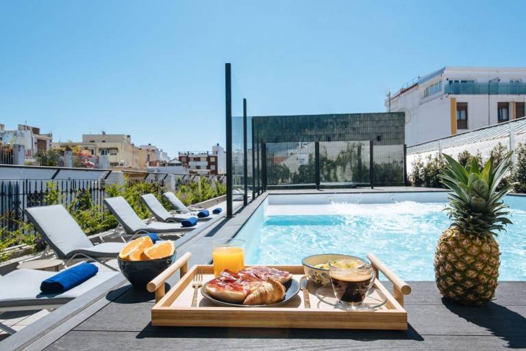Holiday apartment with terrace & pool | Close to Seville Cathedral — photo 3