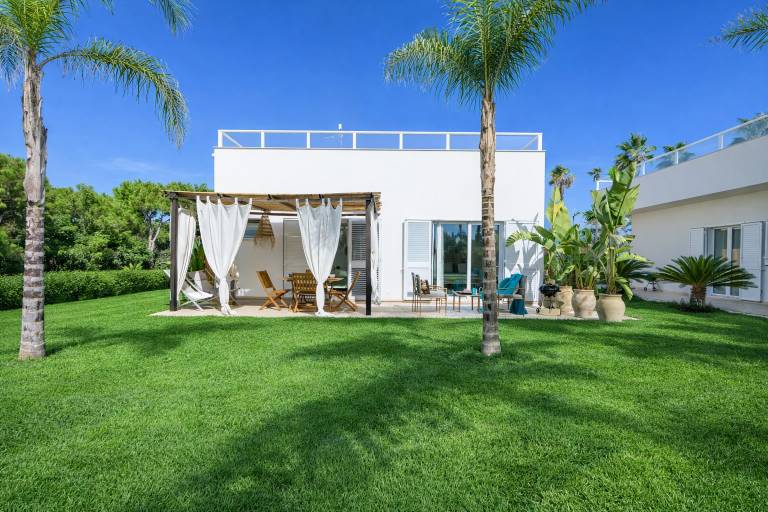House with grill & garden | Garden view — photo 2