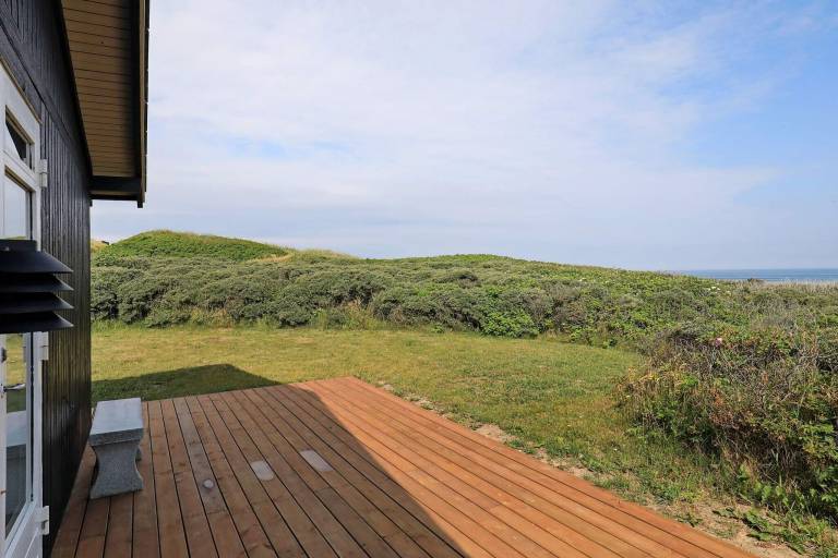 Fully equipped beautiful vacation home with patio & grill | Next to the beach | Dogs allowed — photo 5