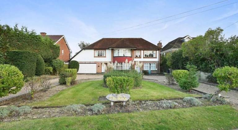 House with 6 rooms for 10 persons in Hayes