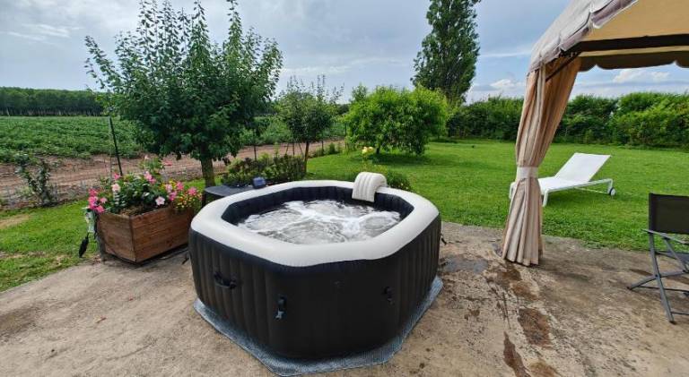 House with hot tub — photo 5
