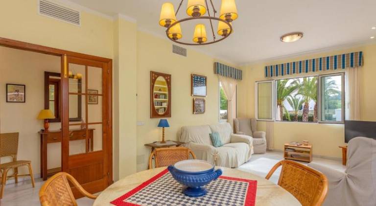 Rental apartment with terrace, pool & yard — photo 4