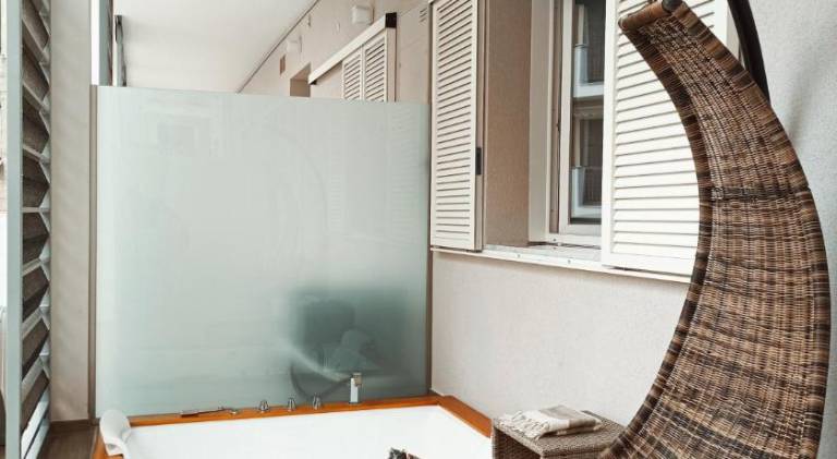 Apartment with pool & hot tub in Celle Ligure