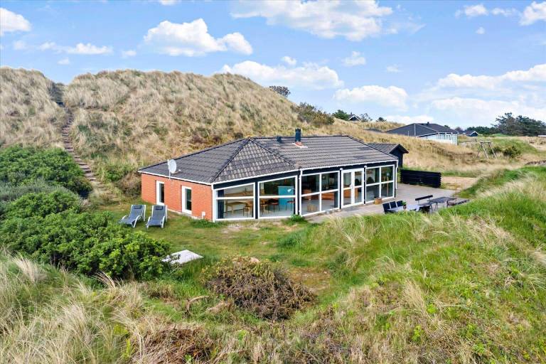 Fully equipped beautiful house with barbeque, hot tub & sauna | Dogs allowed in Hvide Sande