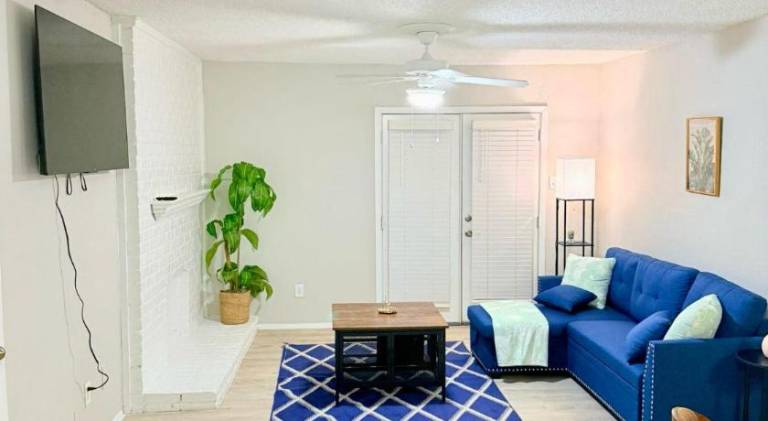 Apartment with pool | Dogs allowed in Addison, TX