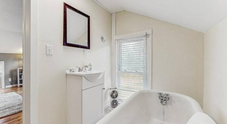 House with jacuzzi — photo 3