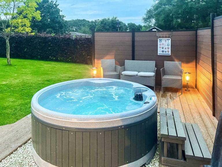 Family-friendly pleasant cottage with yard & hot tub | Pets are welcome — photo 2