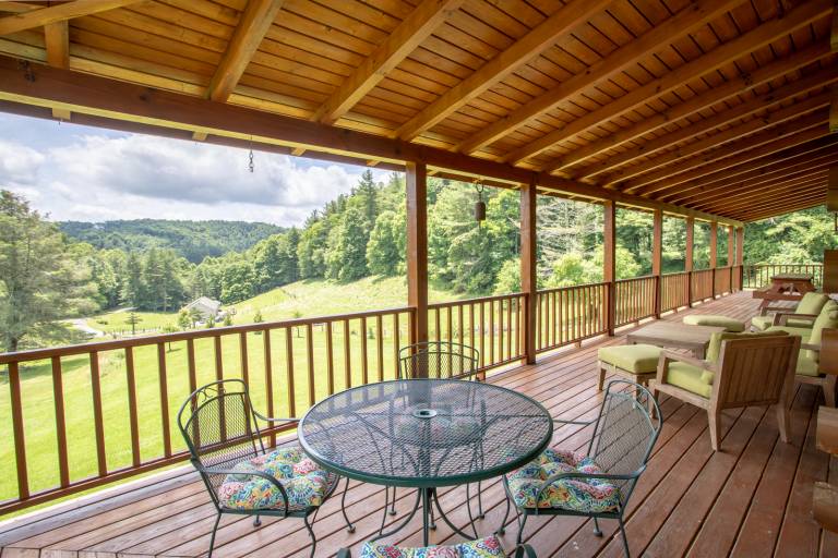 Family-friendly spacious cabin with hot tub, barbecue & yard | Mountain view | Pets allowed in Boone, NC