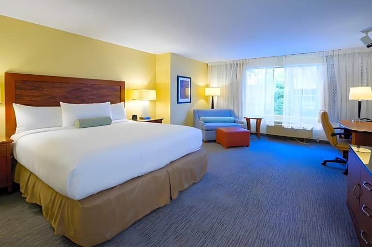 Airtel Plaza Hotel in Los Angeles, CA