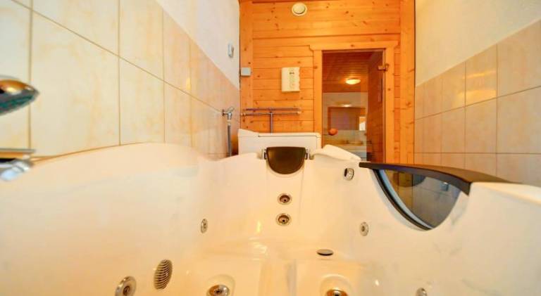 Vacation home with hot tub — photo 4