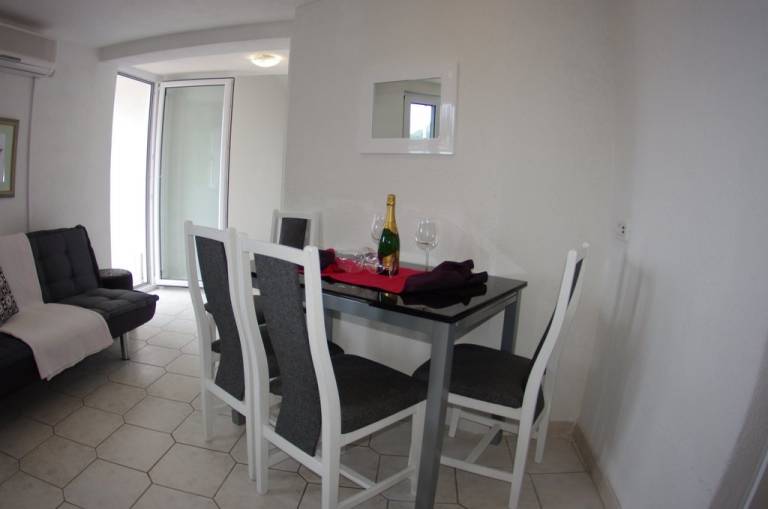 Rental apartment with yard & patio — photo 4