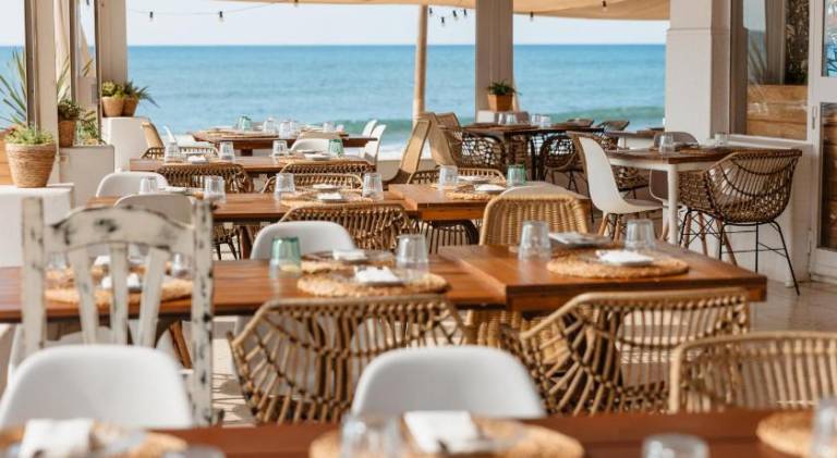 Beachfront with Private Terrace, Garden, BBQ, and Garage in Marbella — photo 4
